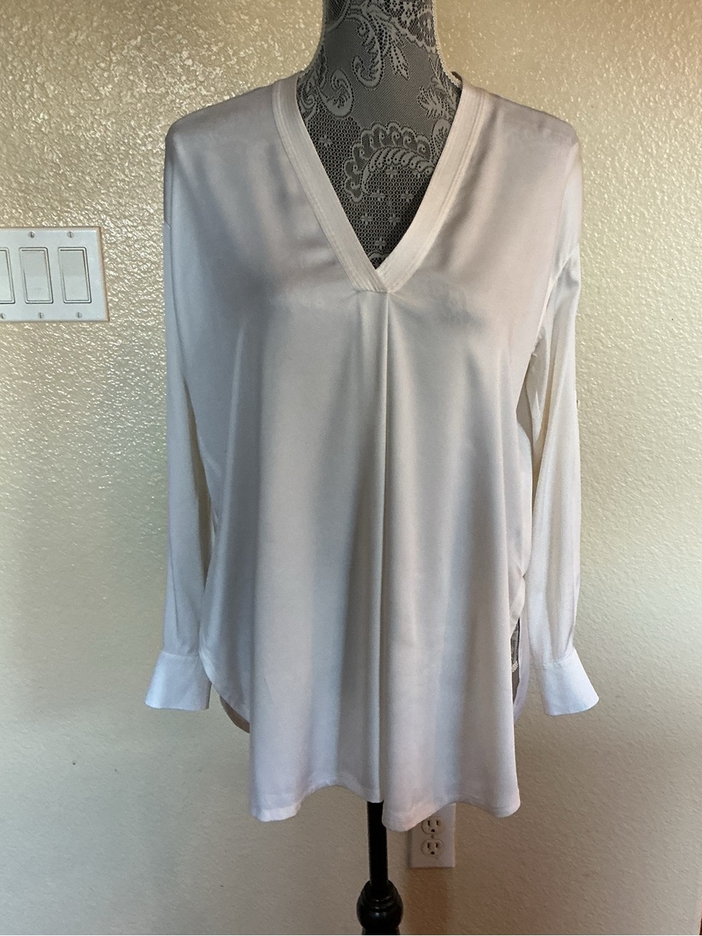 VINCE Cream Silk Relaxed Fit V Neck Blouse Shirt